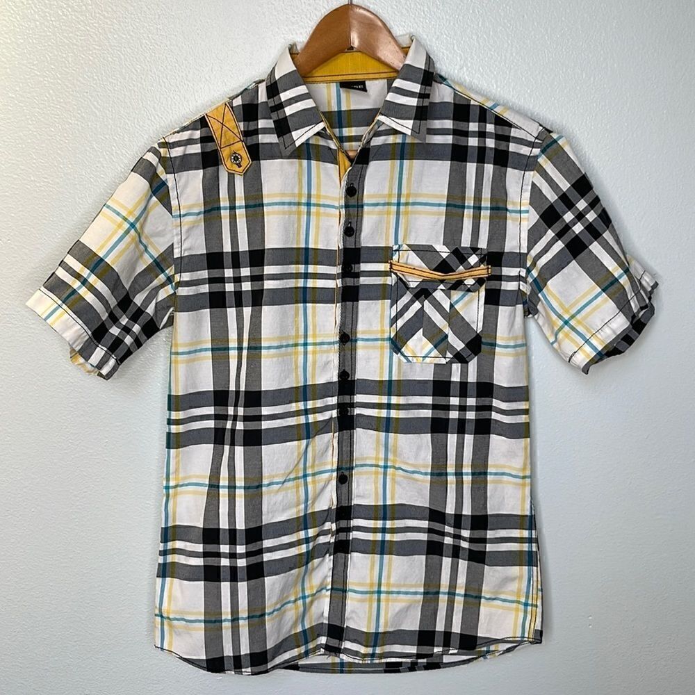 Vese short sleeve button up shirt.  Size Small.